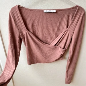 Rosa topp NAKD  - Helt oanvänd tunn, ribbad top från  NA-KD med tags kvar. Lätt skönt material, normal i storleken och snygg passform. 