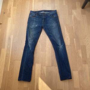 Snygga nudie jeans i använt skick 8/10 nypris ligger på runt 1600kr och storleken är 31/34, hör av er vid funderingar😃