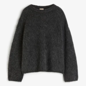 Stickad grå tröja h&m - Använd ett fåtal gånger så i nyskick. Storlek L för en oversized look (är normalt en s). Nypris: 699 :-