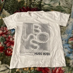 Kvinnlig Hugo boss tröja  - Jag knappt använd denna klädplagg, ☺️