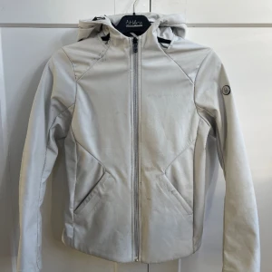 Vårjacka - Jackan är i använt skick, den har sminkfläckar vid nacken och är lite smutsig på framsidan går säkert bort i en tvätt.