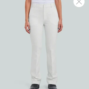 Vita kostymbyxor - Vita fräscha kostymbyxor, perfekta till vår/sommar💕 Modell ”Vilma” från bikbok i storlek 38, säljer även samma byxa i storlek 36.