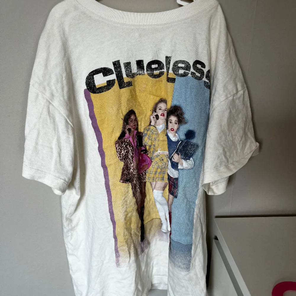Säljer den här t-shirten från hm i storlek xs för att jag inte använder den längre❤️. T-paidat.