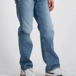 Säljer nu dessa riktigt feta replay jeansen då dem tyvärr va för små för mig och jag klippte lappen. Helt nya endast testade. Ny pris 800.