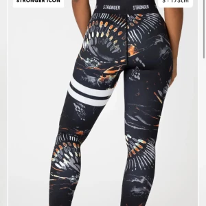 Stronger  - Sparsamt använda Stronger tight i mönstret Voodoo, storlek XS.  Passar XS/S skulle jag säga då de är stretchiga! Nypris 899kr