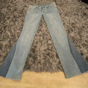 Omsydda bootcut jeans från cheap monday innerbenslängd 81cm