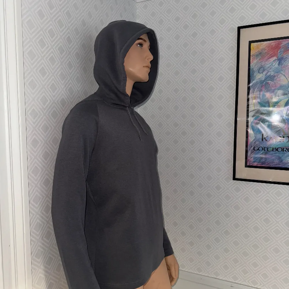 Hej, säljer denna fina samsoe hoodien i färgen grå. Hoodien består av ett väldigt mjukt och avslappnande material. Passar för alla typer av tillställningar.. Hoodies.