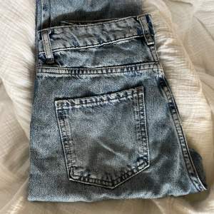 Jeans från Gina tricot i fint skick. Har tyvärr för långa ben för dessa. Utan anmärkning. Hög midja. Mom jeans