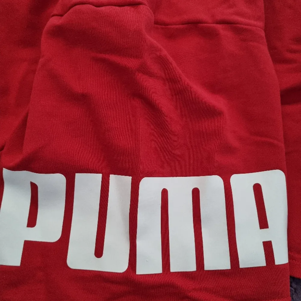 Säljer dessa Puma tröjor från stadium för 150 kr totalt. Superbra skick, nästan inte använda. Väldigt coola streetwear plagg. Toppar.