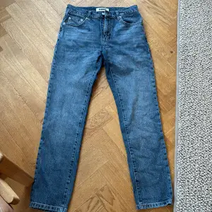 Säljer ett par blåa Woodbird jeans för att de är för små. Använda några få gånger. Nypris 900kr Jag säljer de för endast 200kr. Storlek28/32 