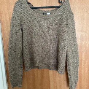 Stickad tröja - Beige/brun stickad tröja från hm storlek 36. Skriv för mer info eller bilder.