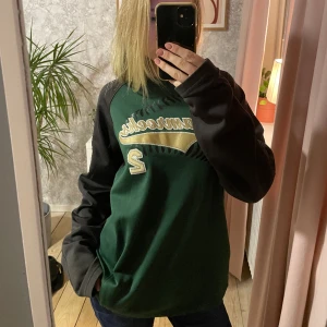  sweatshirt - college sweatshirt från en skola/ vintage. I super bra skick inga täcken på användning alls😊 En stor 2a på ryggen.