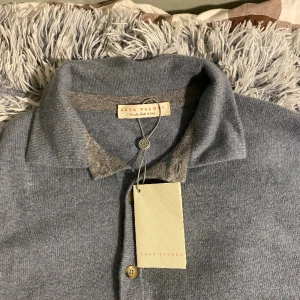 Nytt Luca faloni tröja  - Säljer nu min Luca faloni tröja som fick i present, tröjan var aldrig använd, nytt pris på butiken är 3200kr, tröjan är 100% Kashmir.