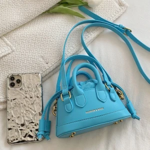 Blå väska - Säljer min blåa mini väska som är såååå sjukt snygg!!! Tyvärr använder jag inte den och den är i nyskick, skriv om du är intresserad!🫶