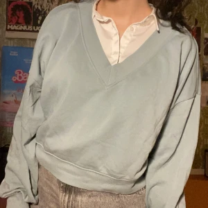 v-neck tröja - fin tröja köpt på H&M! kommit till god användning men fortfarande i fint skick. skriv för fler bilder:D<3