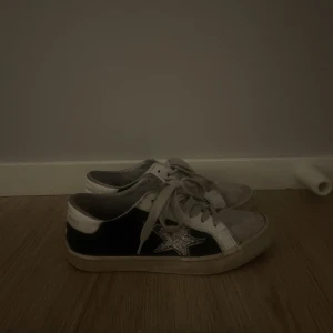 Sneakers med stjärna på - Superfina och mycket välanvända skor😍 har använt en del men de funkar fortfarande! Har dock två hål under den ena skon men bortsätt från det så funkar de toppen som vårskor❤️