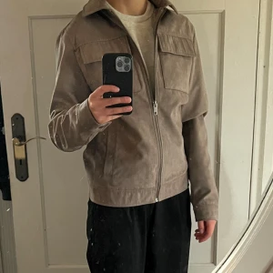 Vårjacka - Snygg vårjacka i nyskick, köpt för 700 mitt pris 399kr. Stolek s men passar m skulle jag säga