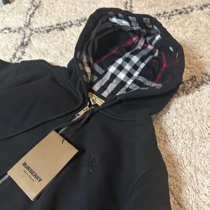 Burberry Zip Tröja - Säljer denna fläckfria Burberry Zip-Up Tröja - Skick: 10/10 - Storlek M men passar även S - Säljer för 1100kr, billigaste som finns just nu på Plick för samma tröja - Öppen för rimliga förhandlingar - PM vid intresse eller eventuella frågor📩