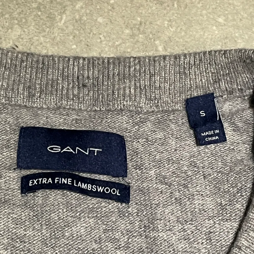 Säljer denna snygga Gant tröja herr. Bra skick. Lammull tröja. Storlek S. Lite nopprig som man ser på första bilden.. Tröjor & Koftor.