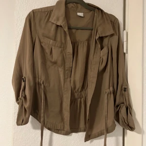 Blus med snörning - Tunn blus med snörning som passar perfekt med ett linne under, säljer då den blivit för liten för mig