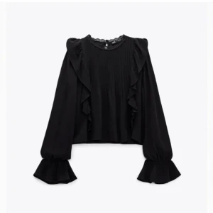 Zara  långärmad blus - Säljer denna jättefina zara blusen🥰 Blusen är i bra skick och har jättesöta detaljer, säljer den eftersom den inte kommer till användning.  Kan vara skit snygg till ett par jeansshorts nu till sommaren!☀️💕