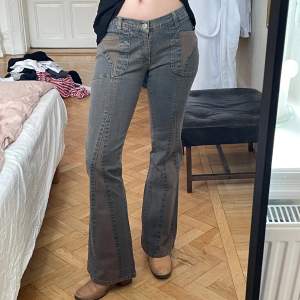 Snygga jeans med detaljer framtill. Lågmidjade bootcut, hellånga på mig (173 cm).