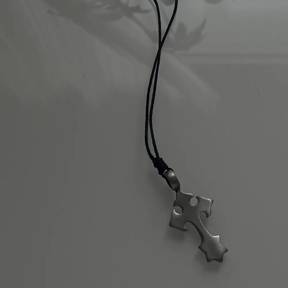 Justerbart halsband använt 1 gång🫰🏼💕 jag tror att korset är i stål för det ser inte ut att kunna tappa färg . Accessoarer.