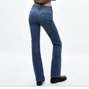 Jeans från zara, sparsamt använda, säljer för att de inte riktigt passar mig💞 Nypris var runt 400!