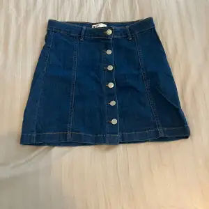 Jeans kjol från Gina tricot i storlek 36 