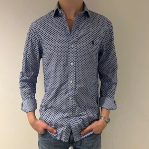 Ralph Lauren skjorta - Säljer en väldigt snygg skjorta ifrån Ralph Lauren i grymt skick. Styling förslag på bild tre! Modellen på bilden är 183cm lång. Hör av er vid frågor och funderingar!