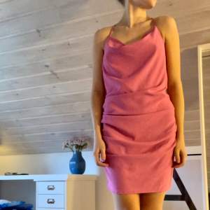 Snygg rosa klänning jag bara använt en gång, fina detaljer i midjan och halvöppen rygg!