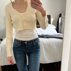 Kofta  - Stickad kofta från pull&bear. Går att ha både öppen och stängd. Endast använd en gång. Koftan är i storlek S men skulle säga att den passar XS också. Skriv gärna om du undrar något. Köparen står för frakten.