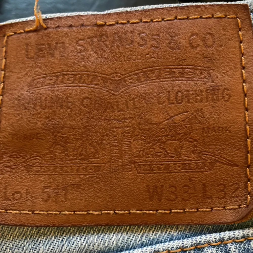 Säljer dessa Levis 511 i bra skick. Bara andvända ett par fåtal gånger. W33 L32. Jeans & Byxor.