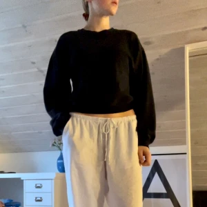 Svart sweatshirt  - Snygg lite kortare svart sweatshirt från hm i en lite urtvättad svart färg! 🖤