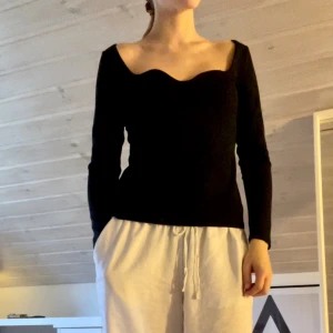 Svart tröja - Snygg svart tröja i nyckeln från HM, lite figursydd.🖤✨
