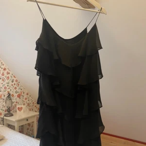 Volang klänning - Jötte söt volang klänning från hm, andvänd 1 gång, pris kan diskuteras❤️