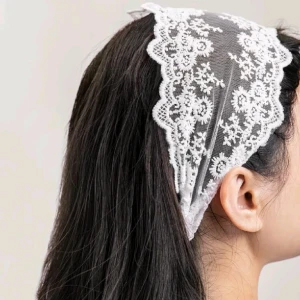 Spets hårband,vit, Pandana, Blomma broderat hårband - Ny En storlek , omkrets 50 cm 100% polyester 