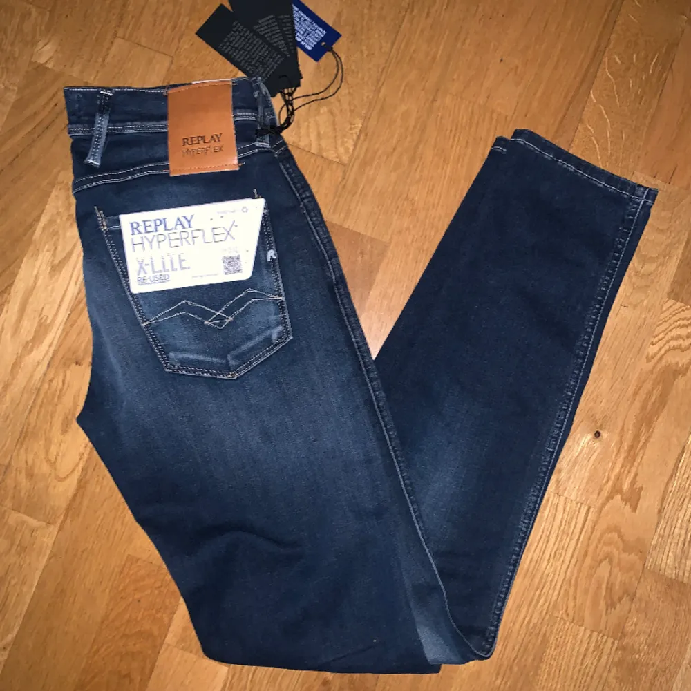 Helt nya Replay Anbass hyperflex jeans! Riktigt fin färg  och storleken är 28/32! Inga fel såklart och hör av dig  för minsta fundering! 🙌 (pris kan diskuteras). Jeans & Byxor.