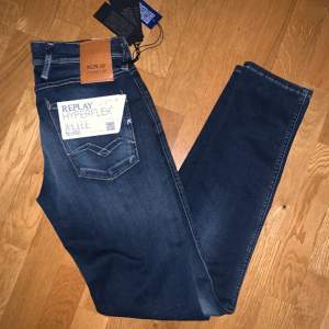 Helt nya Replay Anbass hyperflex jeans! Riktigt fin färg  och storleken är 28/32! Inga fel såklart och hör av dig  för minsta fundering! 🙌 (pris kan diskuteras)