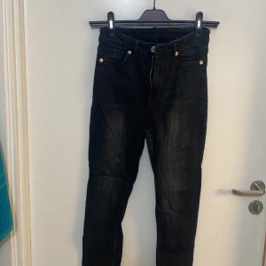 Monki jeans byxor str 28 svart  - Monki Stuprör svarta jeans storlek 28 högmidja 