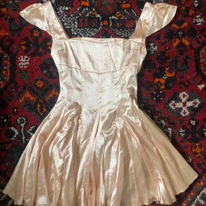 mini klänning - så fin, festlig och flowy champagne färgad mini dress! 