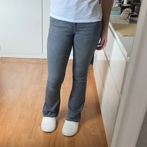 Gråa jeans💞💞 - gråa jenas från only. Köpta för nått år sen och använd några gånger. Storlek M men passar även S💘💓