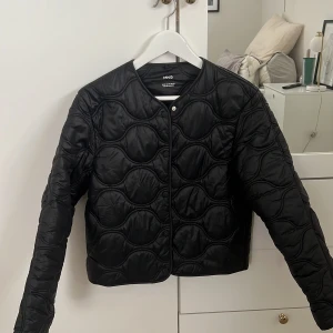 Vårjacka - Säljer denna jätte fina vårjacka i mycket bra skick, då den har blivit lite för liten. Jackan är ifrån mango och finns inte att köpa längre