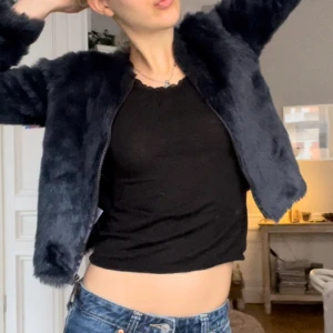 PÄLSJACKA marinblå mörk  - fuskpäls !