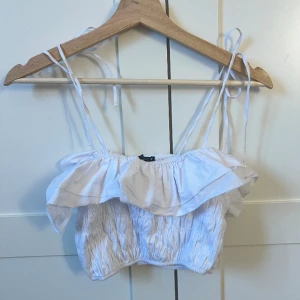 Vit zara topp - Säljer denna toppen ifrån zara då den inte kommer till användning🌸 storlek s men passar även xs💞 köparen står för frakt! Tveka inte att fråga om ni undrar något🌸