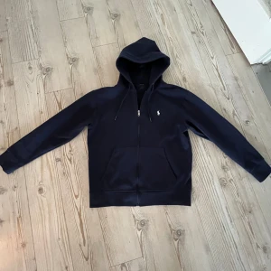 Ralph Lauren Zip-hoodie  - Ralph lauren zip hoodie i bra skick använd i två månader