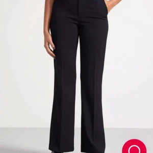 Fiona flare Lindex  - Kostymbyxor Fiona flare från Lindex. Raka utsvänga ben & normalhög midja. I nyskick! Pris i butik 599 kr! 