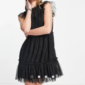 Glittrig klänning  - Så snygg glittrig miniklänning med volanger! Perfekta festklänningen! Storlek 36, märke AllSaints. Endast använd 1 gång! Originalpris 2179kr 