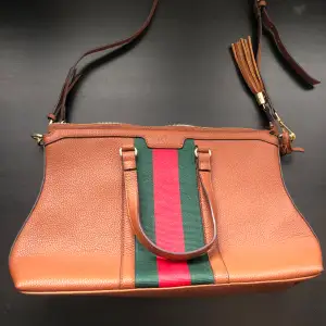 Gucci väska i bra skick, tror att det är en kopia(osäker), köparen står för frakten💗 ställ frågor vid funderingar 