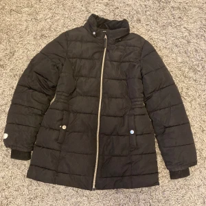 Jättesöt vinterjacka!!  - Vinterjacka från Lindex som är i fint skick!! Har ej används på flera år! Det är jätteskönt material som håller värmen💕Öppen för prisförslag vid snabb affär💕 ÖPPEN FÖR BYTEN OCH SAMFRAKT!!!